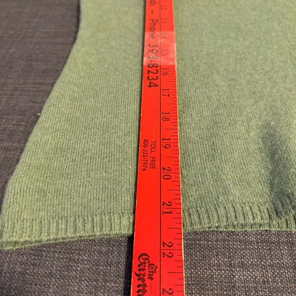 Saffron 100% Cashmere Green V Neck Sweater—Beautiful!! Soft & Warm—EUC—Small - Picture 6 of 6